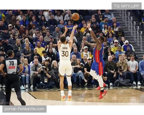 勇士124-131活塞:库里伤退后进攻体系失衡,防守反击成突破口 勇士124-131活塞:库里伤退后进攻体系失衡,防守反击成突破口